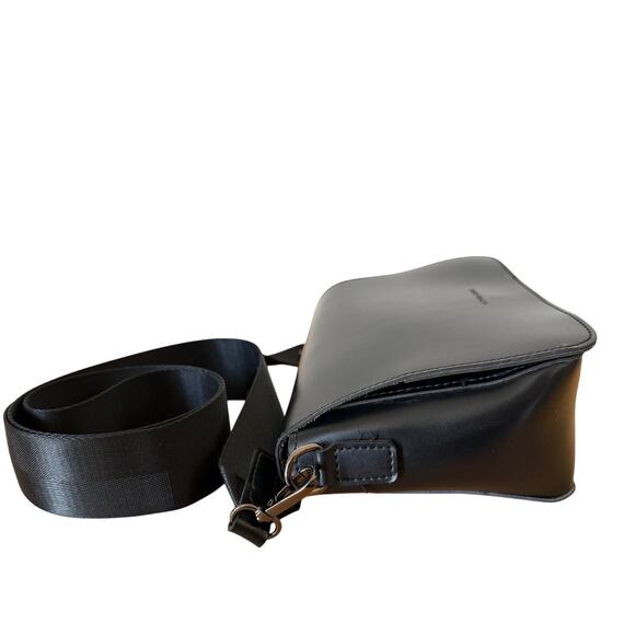 Claudia Canova Faux Leather Black Crossbody Bag with Adjustable Strap - Picture 3 of 9